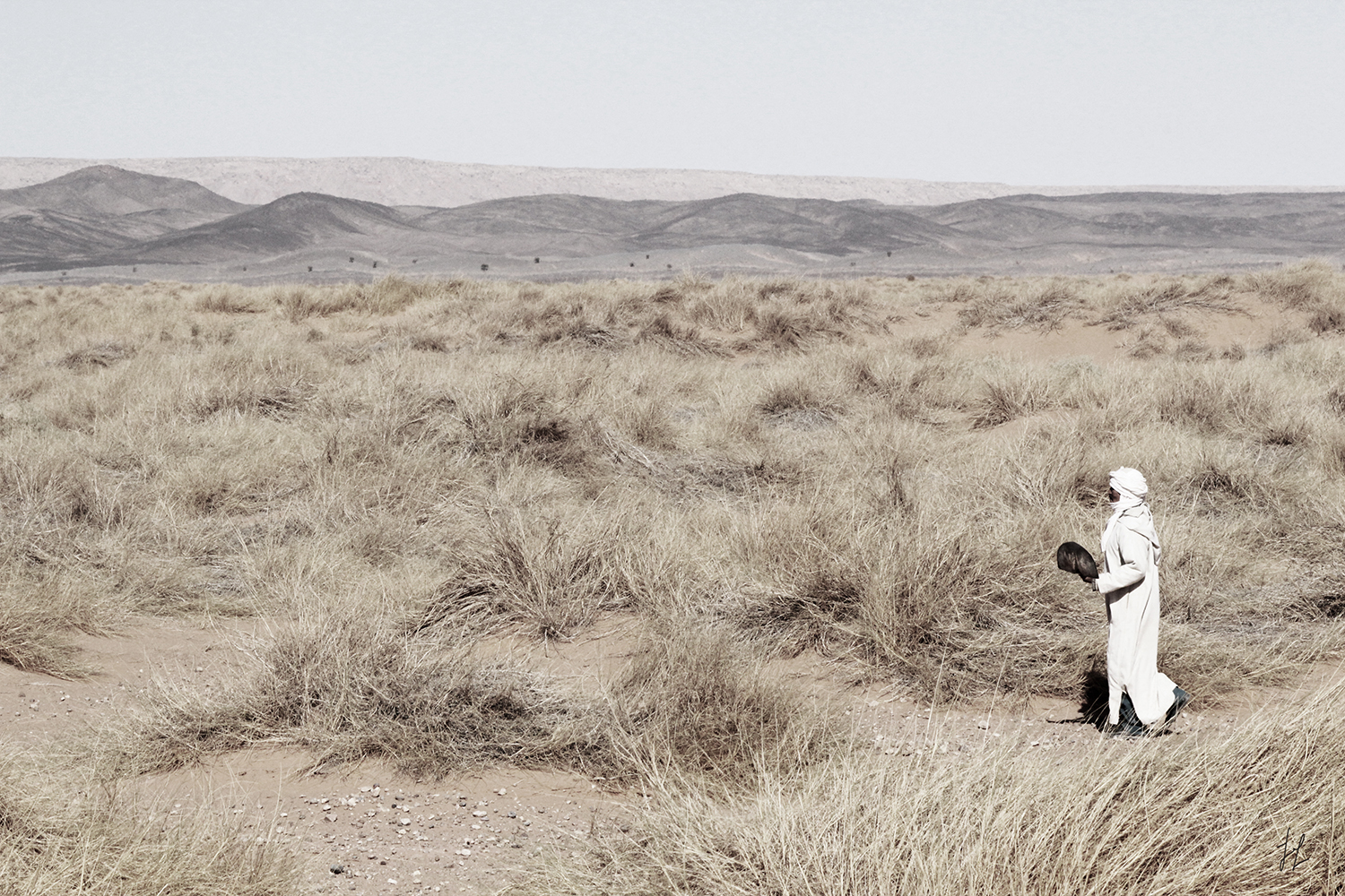 Hombre con pala en las dunas del Sáhara